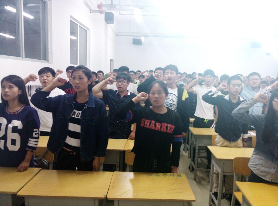 同学们一起宣读入党誓词