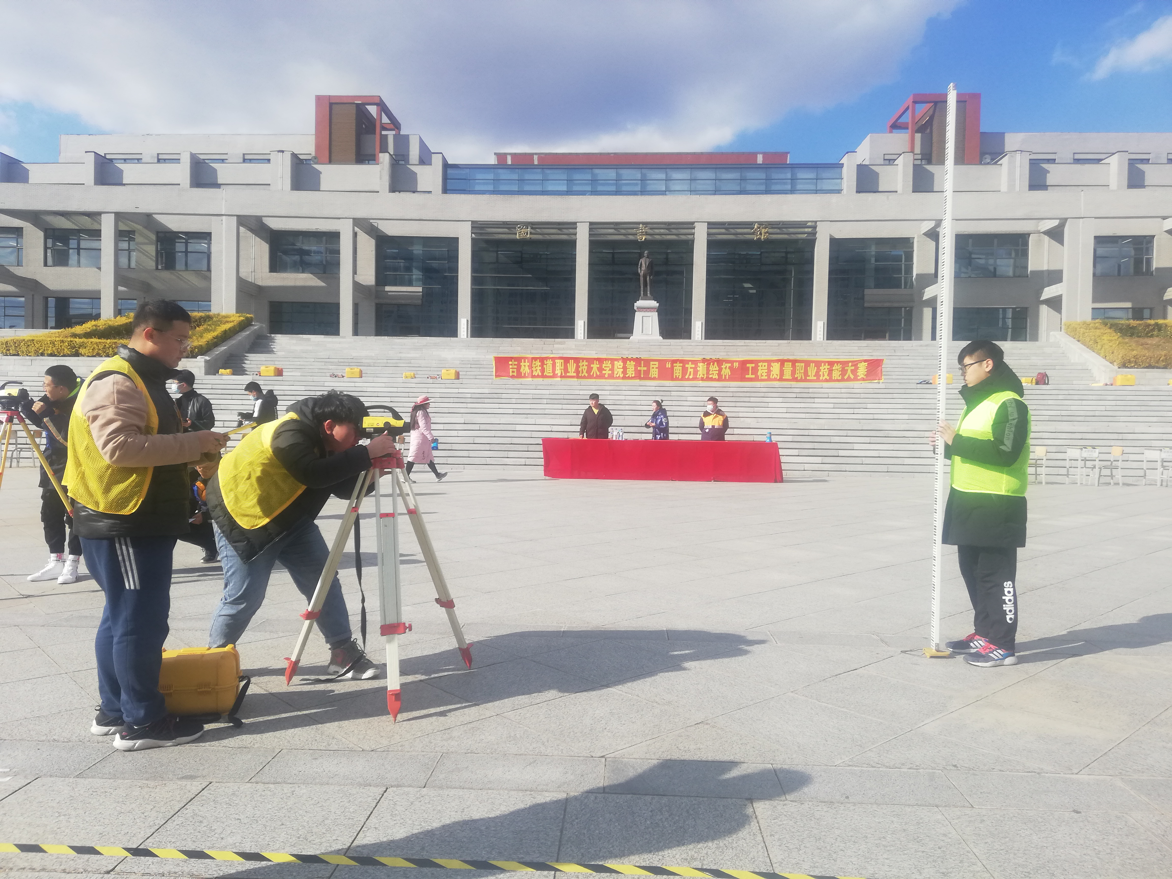 测量比赛中参赛选手耐心认真的读数