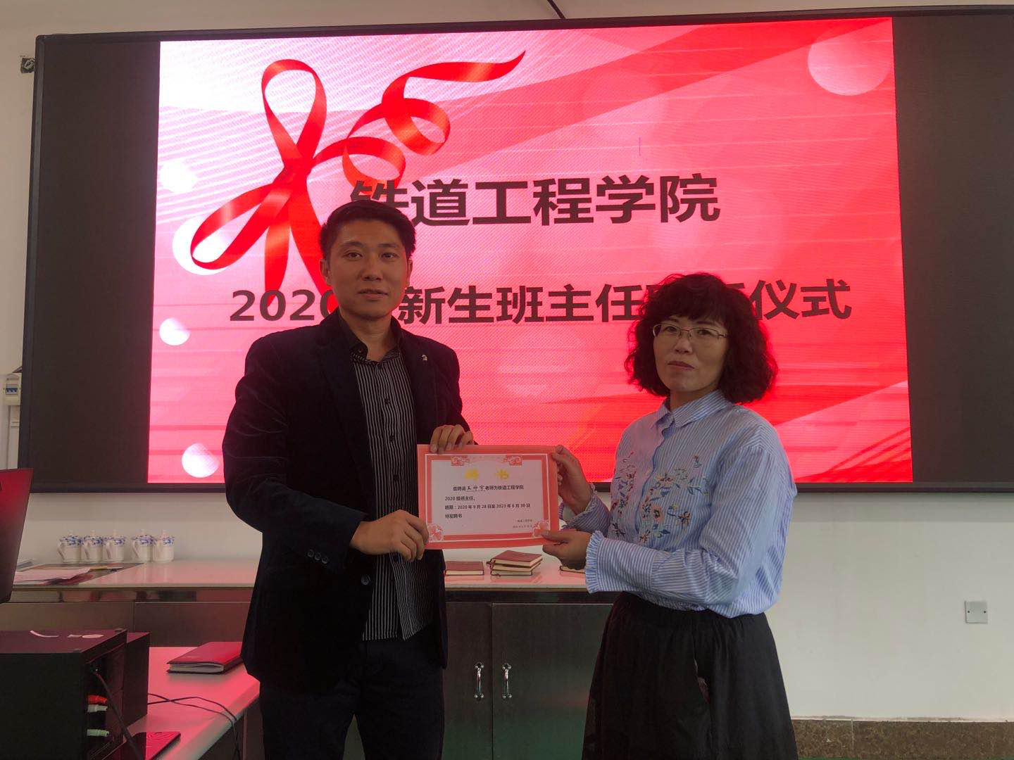 副院长李东侠为新生班主任发放聘书