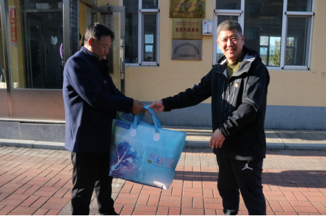 为洋草沟村“五保户”爱心送绒毯