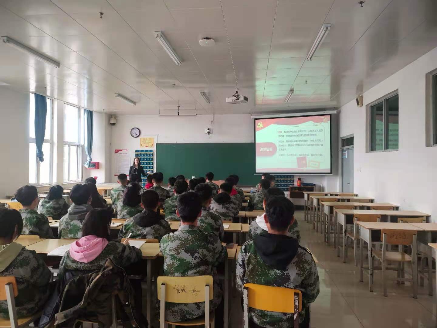 韩兵兵书记授课