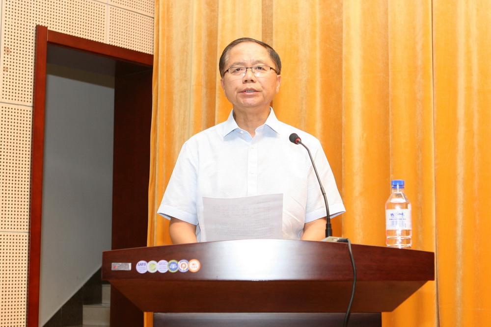 副院长王华同志宣读表彰决定