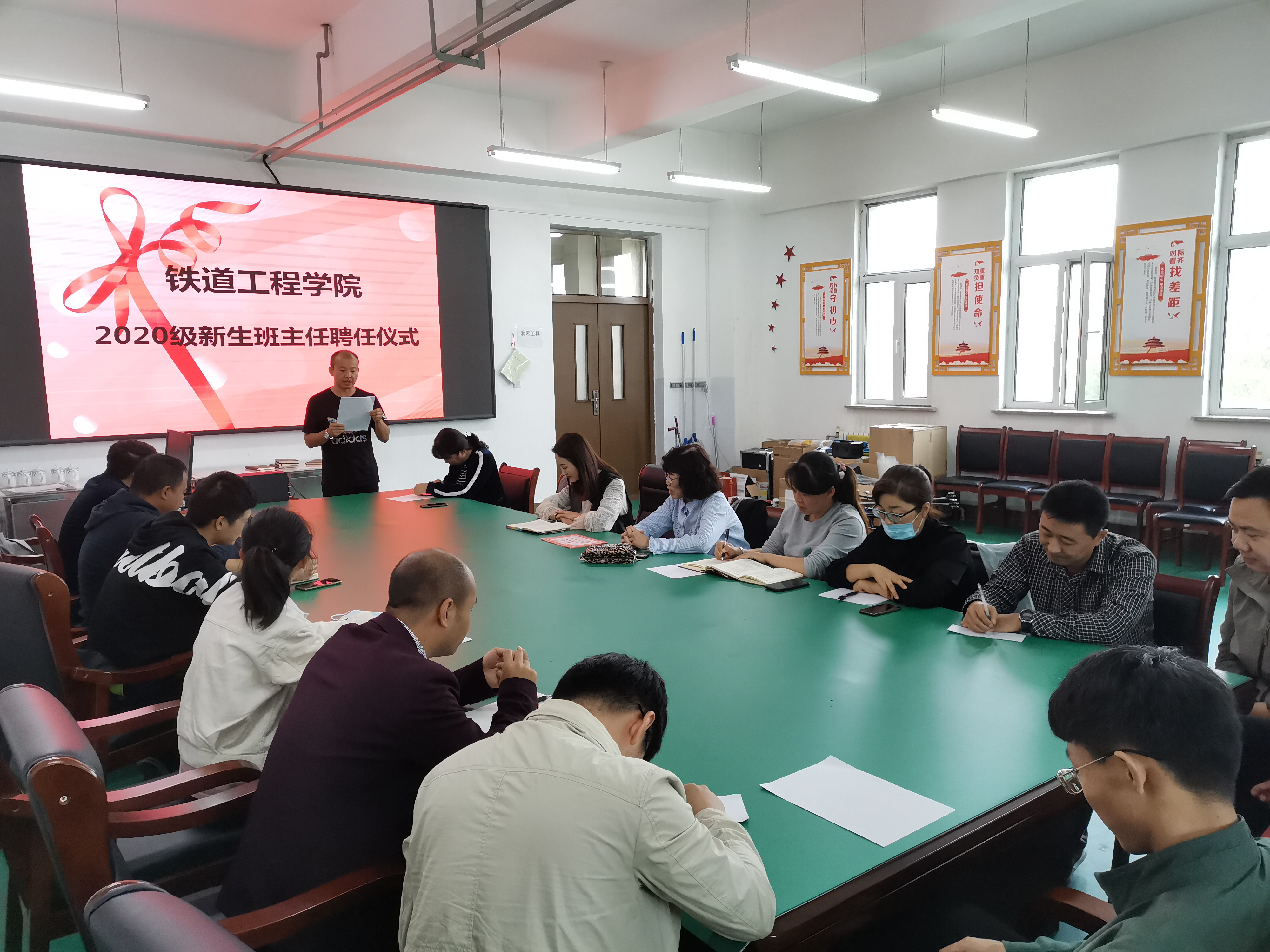 关森老师代表全体新生班主任宣读“廉洁从教承诺书”