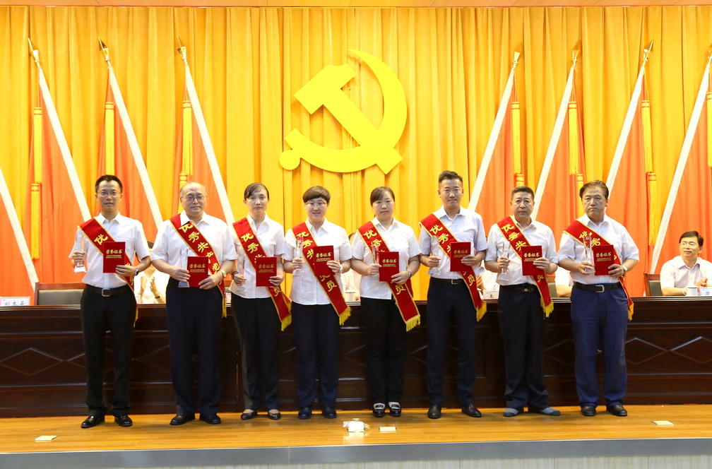 受表彰的优秀共产党员上台领取奖杯和证书