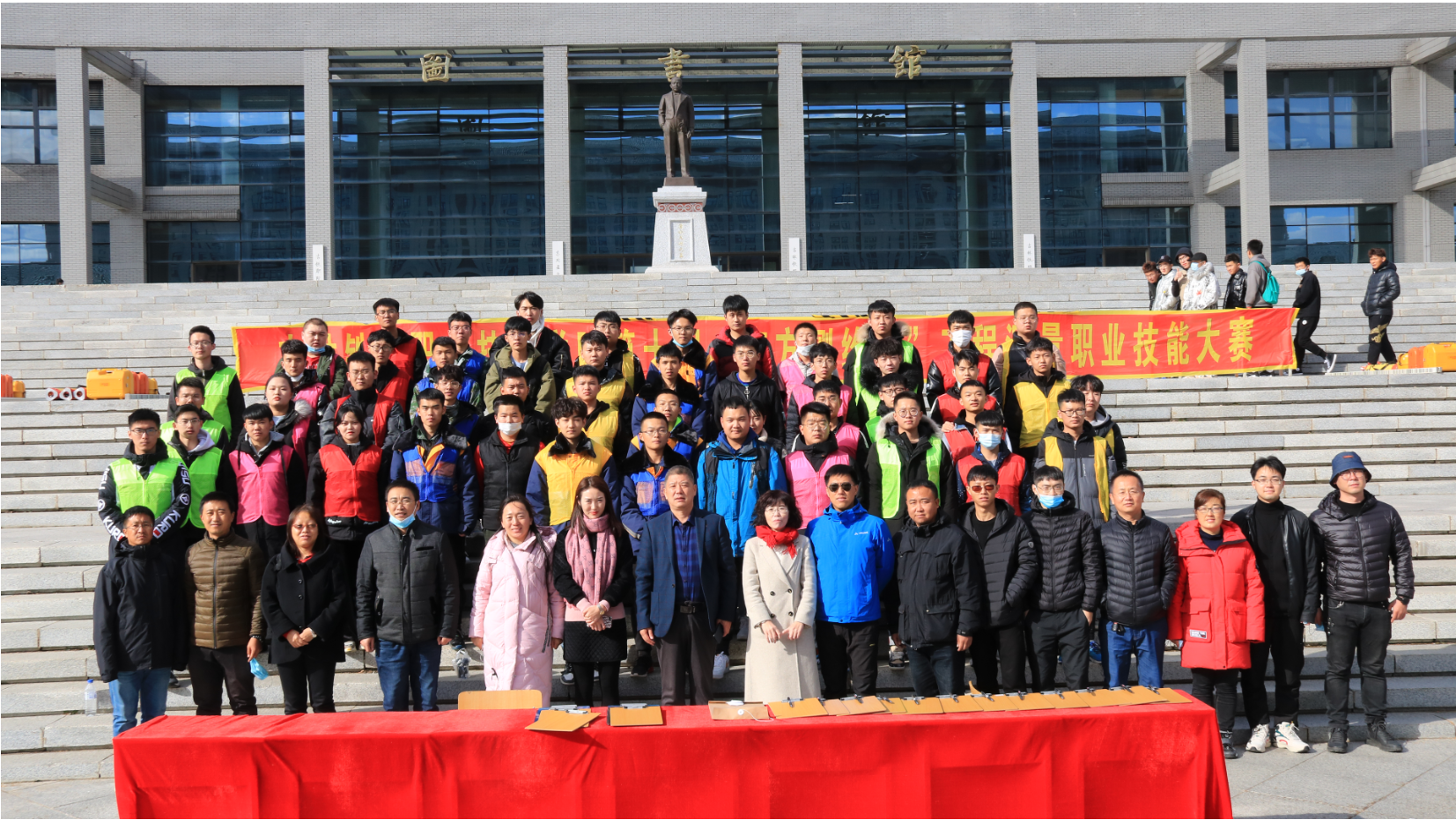 工程测量比赛后全体师生合影